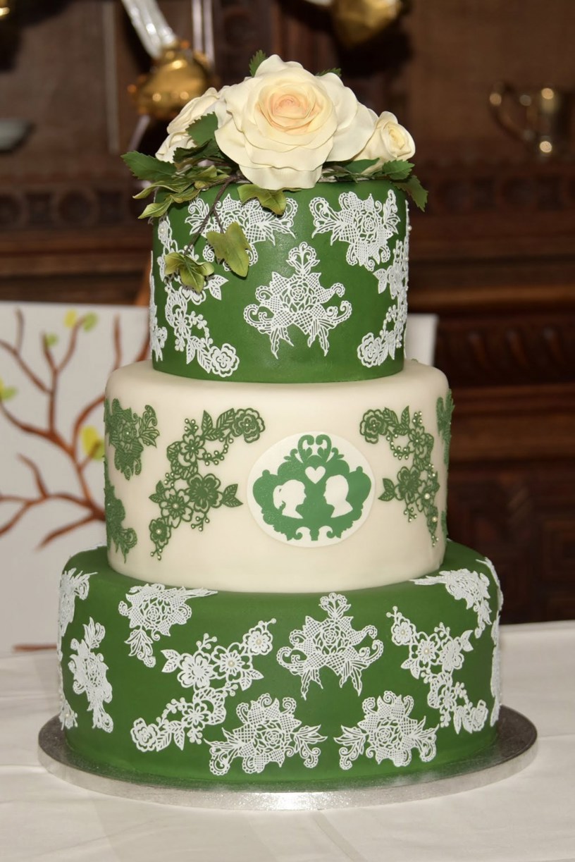 Hochzeitstorte mit Spitze und Perlen