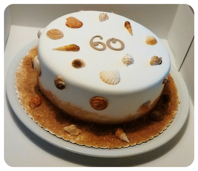 Eine Torte zur Feier am Strand