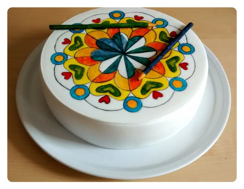 Schlichte Torte mit Mandalaaufleger
