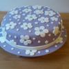 Fondanttorte lila mit weiß