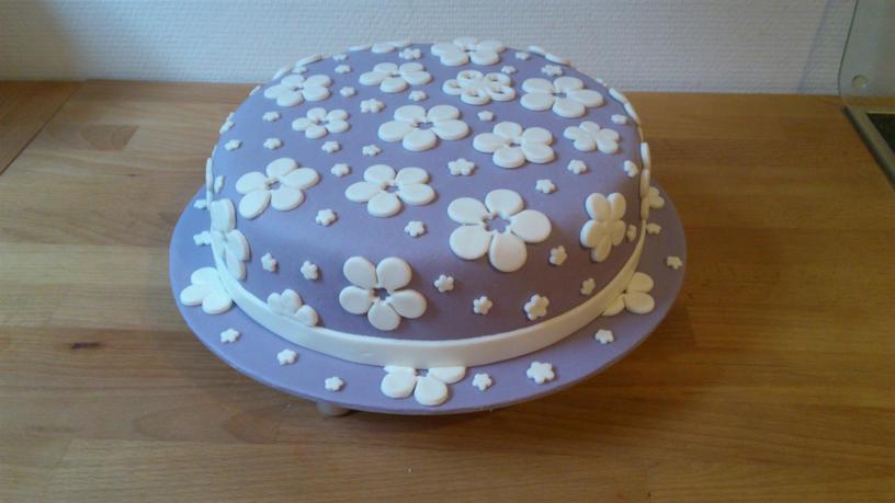 Fondanttorte lila mit weiß