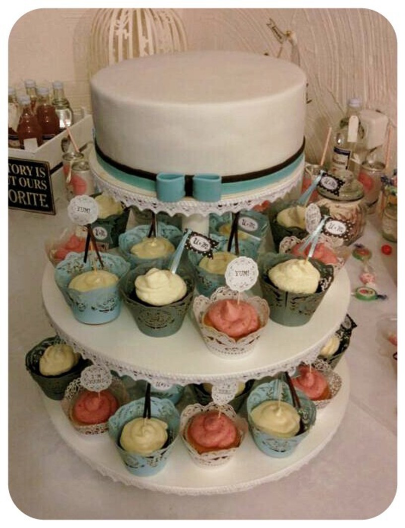 Vintage-Hochzeitstorte mit Cupcakes