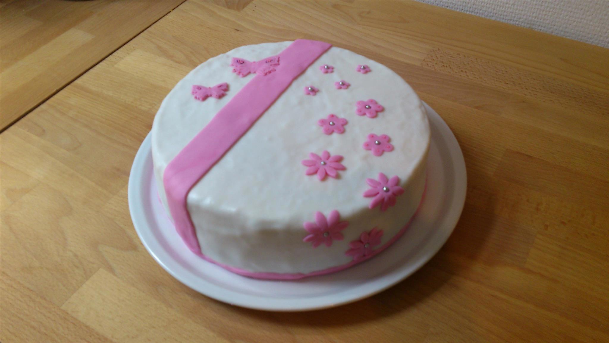 Wei&szlig;e Sachertorte mit wei&szlig;em Fondant